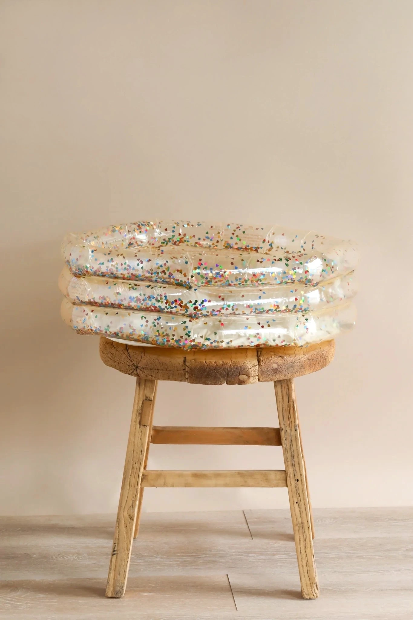 Konges Sløjd Inflatable Mini Pool - Transparent Confetti Hearts 1 Konges Sløjd Inflatable Mini Pool - Transparent Confetti Hearts