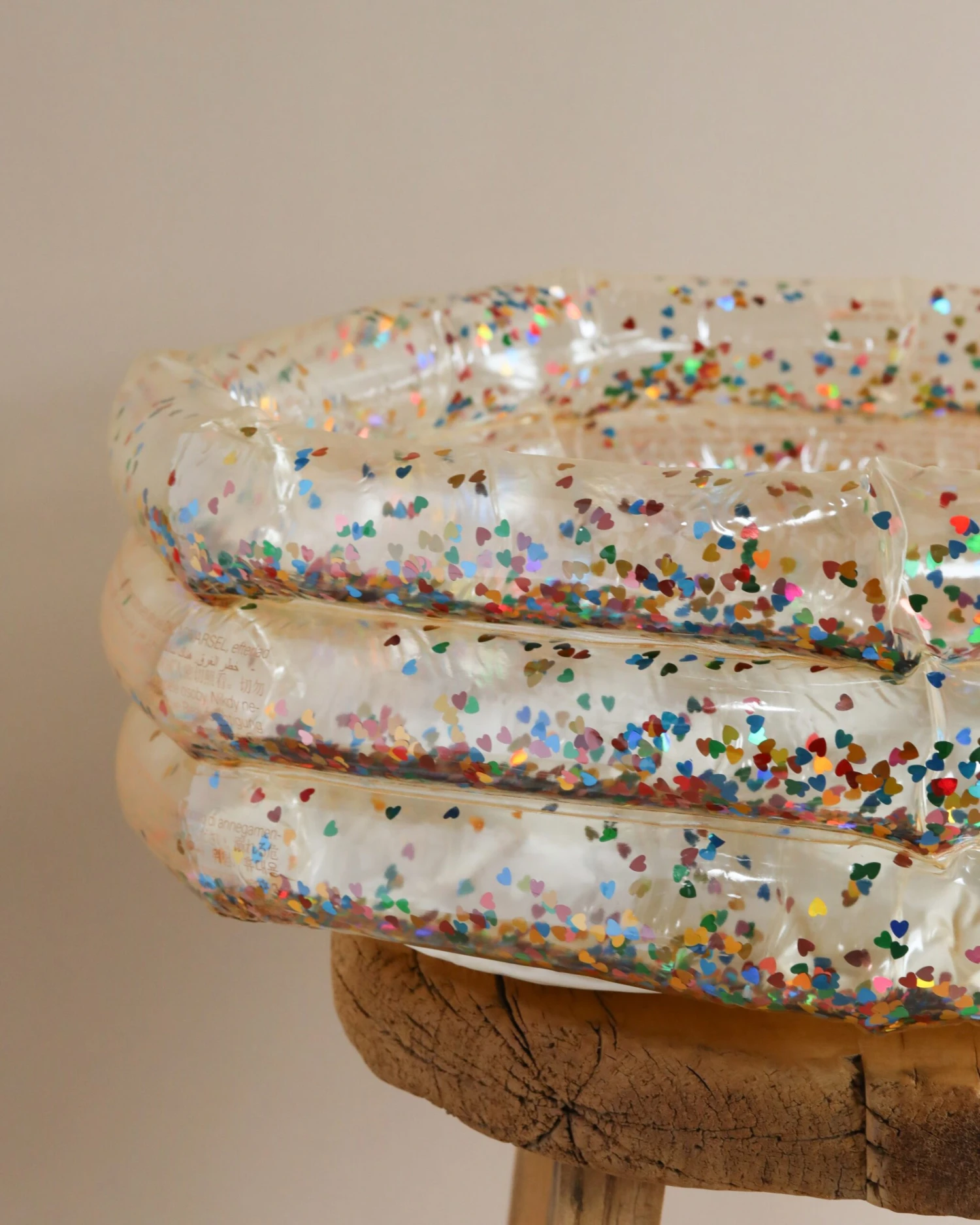 Konges Sløjd Inflatable Mini Pool - Transparent Confetti Hearts 4 Konges Sløjd Inflatable Mini Pool - Transparent Confetti Hearts - Image 4