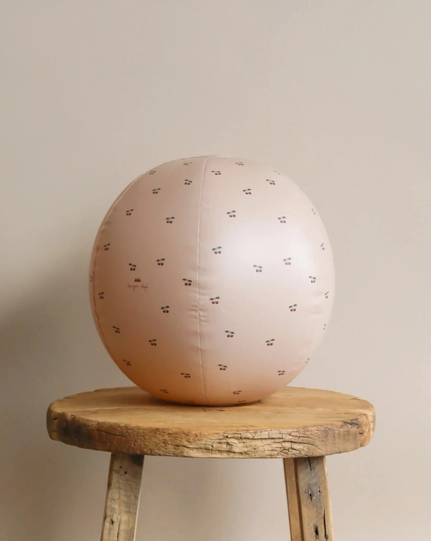 Konges Sløjd Inflatable Beach Ball - Blush Cherry 1 Konges Sløjd Inflatable Beach Ball - Blush Cherry